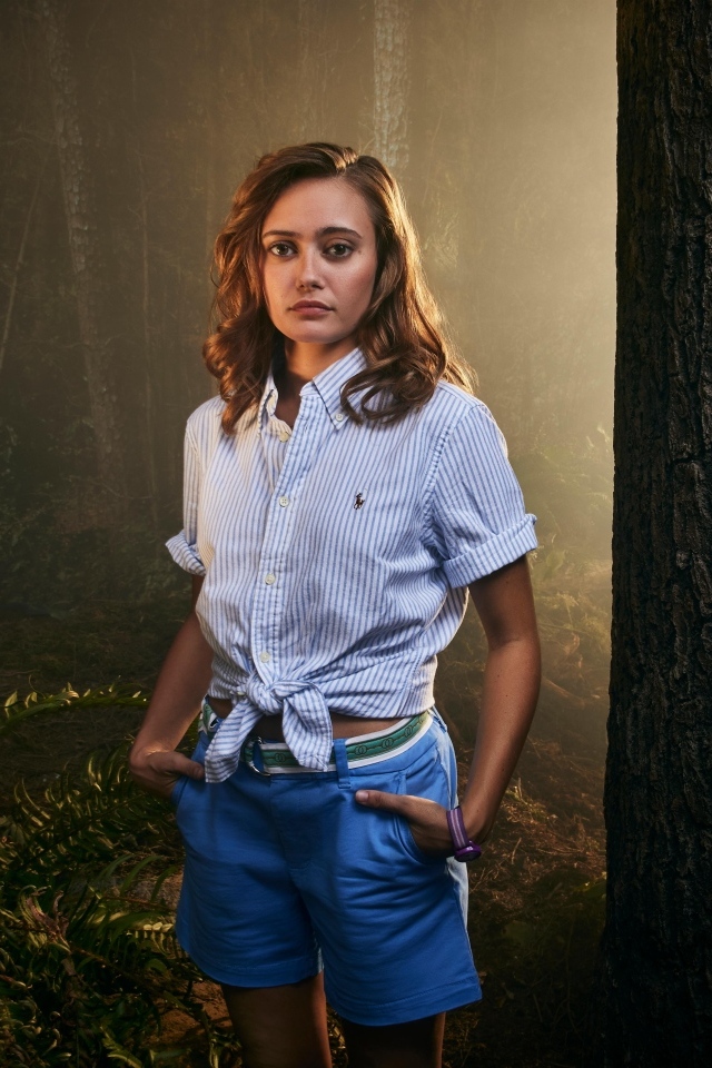 Актриса Элла Пернелл в лесу