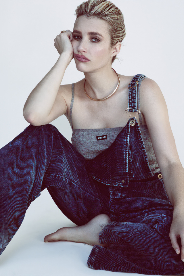 Актриса Эмма Робертс  в джинсовом комбинезоне