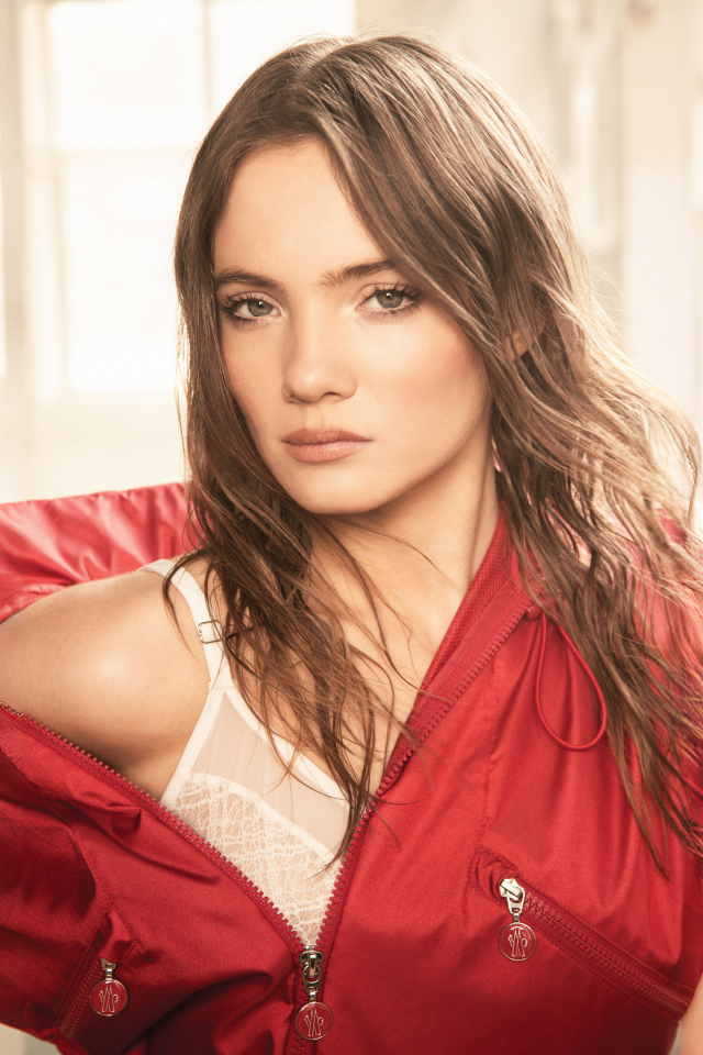 Актриса Фрейя Аллан в красной жилетке