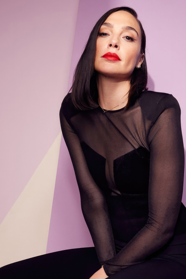 Актриса Галь Гадот на сиреневом фоне