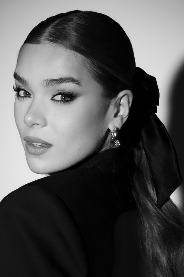 Актриса Хейли Стейнфилд позирует на сером фоне