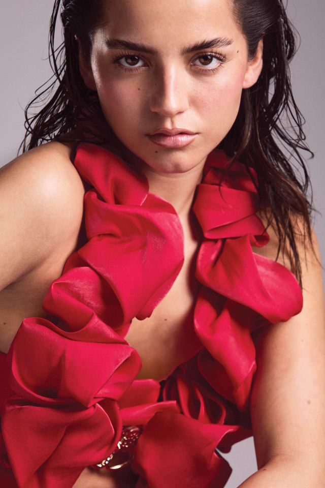 Актриса Изабела Мерсед в красном купальнике