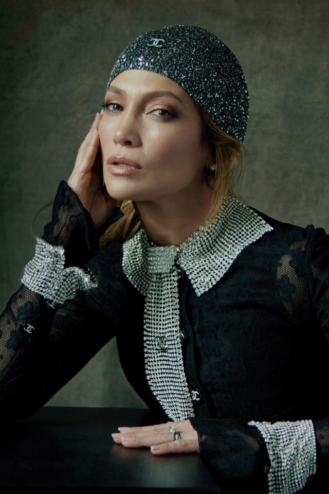 Актриса Дженнифер Лопес в блестящей шапке