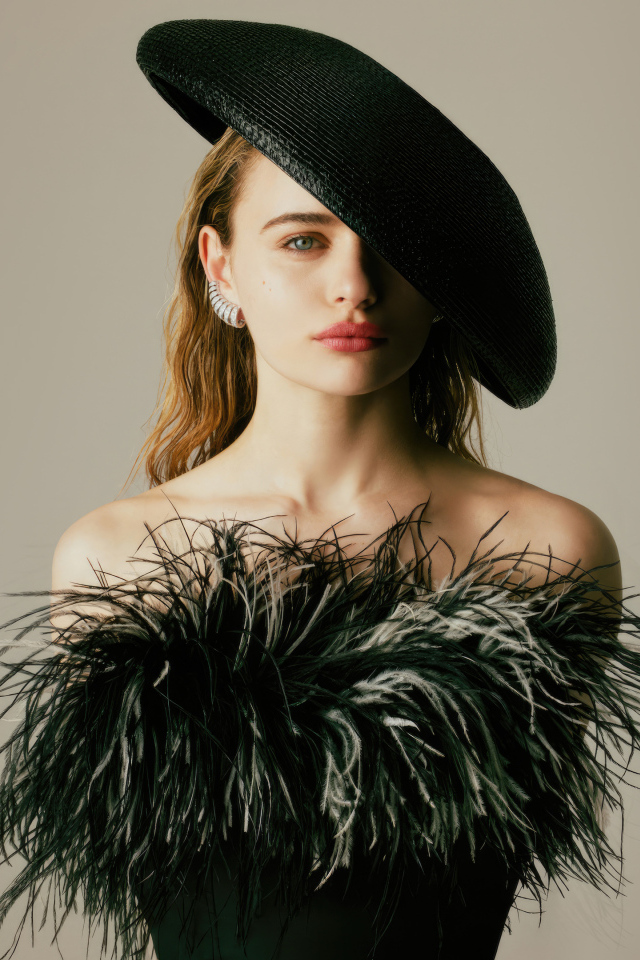 Актриса Джоуи Кинг в шляпе