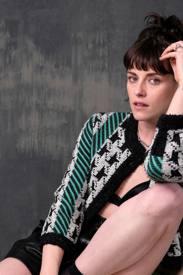 Актриса Кристен Стюарт позирует для фото