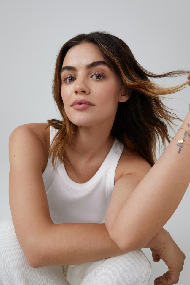 Актриса Люси Хейл на сером фоне