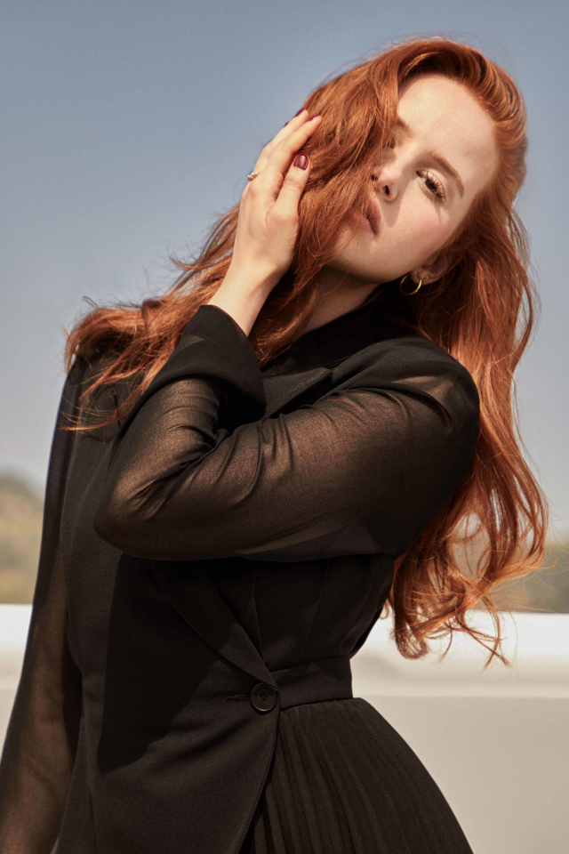 Актриса Мэделин Петш в черном наряде закрыла лицо волосами