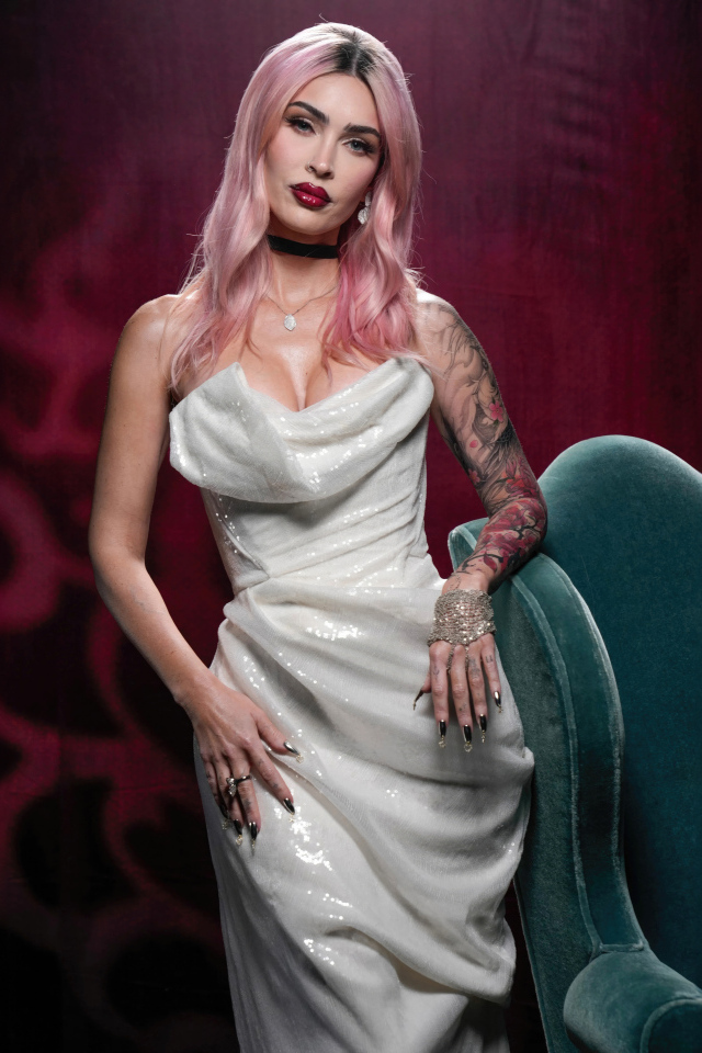 Актриса Меган Фокс в белом платье у кресла