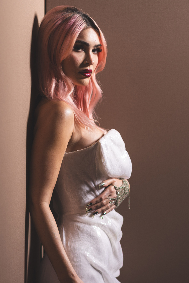 Актриса Меган Фокс с розовыми волосами в белом платье