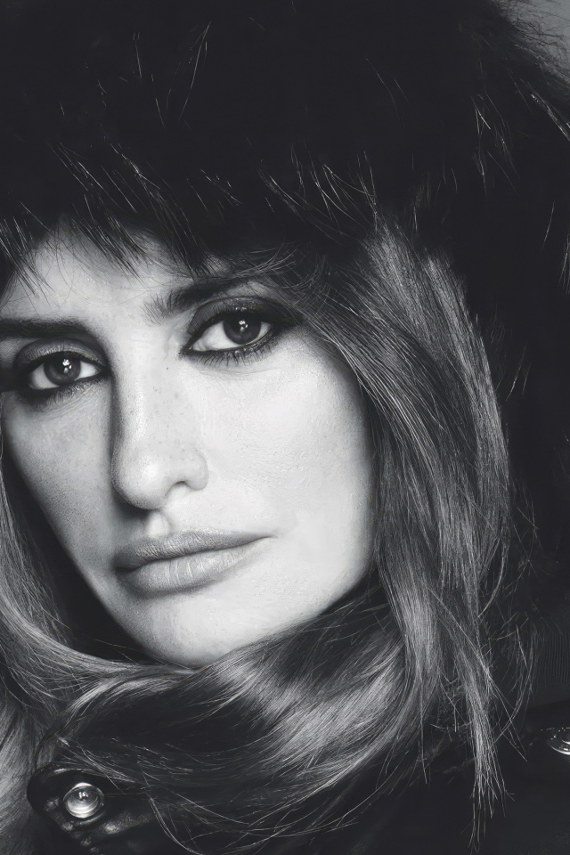 Актриса Пенелопа Крус в меховой шапке