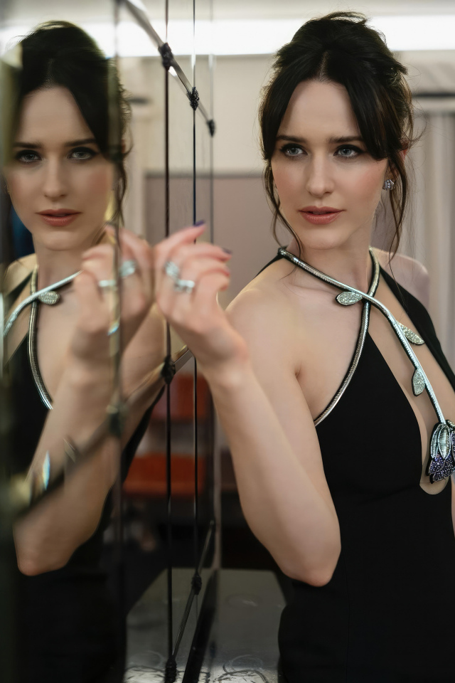 Актриса Рэйчел Броснахэн смотрит на свое отражение