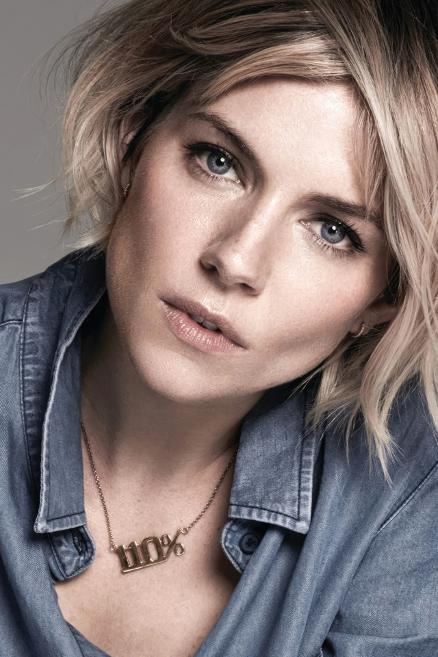 Актриса Сиенна Миллер на сером фоне