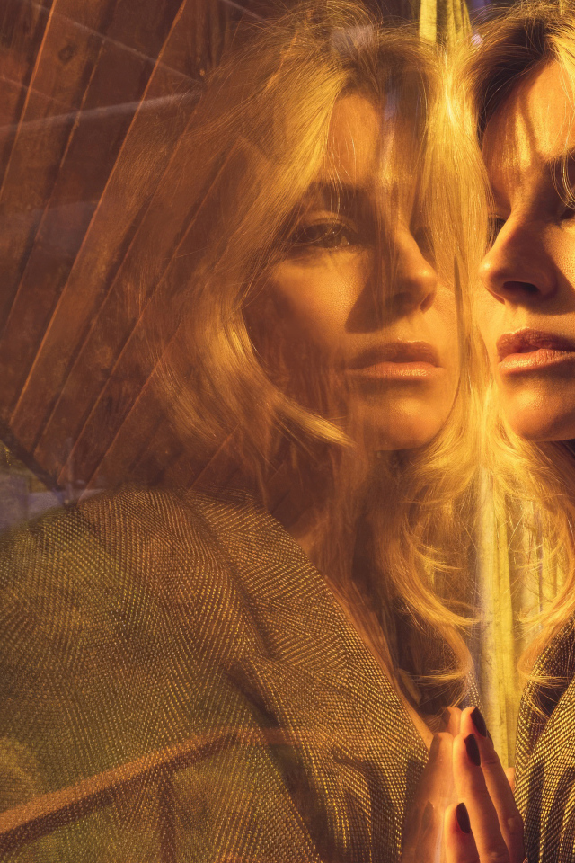 Актриса Сиенна Миллер отражает в окне