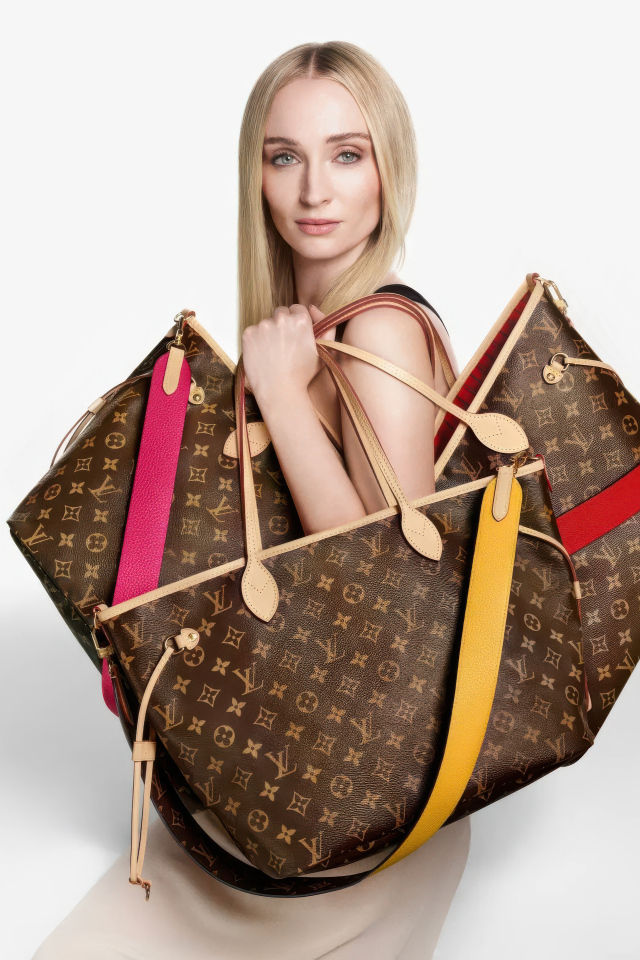 Актриса Софи Тернер с тремя сумками Луи Виттон