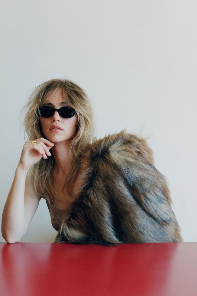 Актриса Сьюки Уотерхаус в шубе за столом