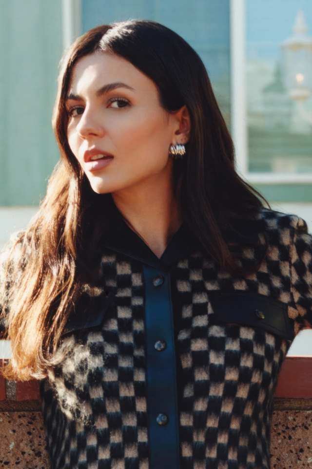 Актриса Виктория Джастис в теплой кофте