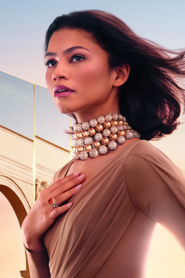 Актриса Зендая с украшениями на шее