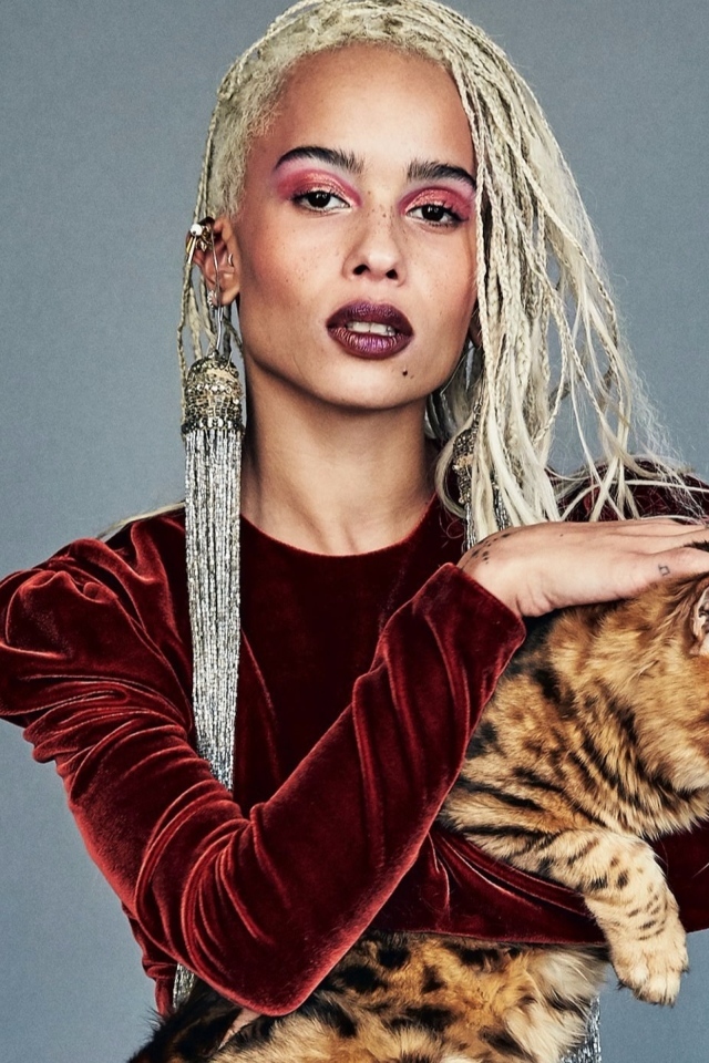 Актриса Зои Кравиц с котом в руках