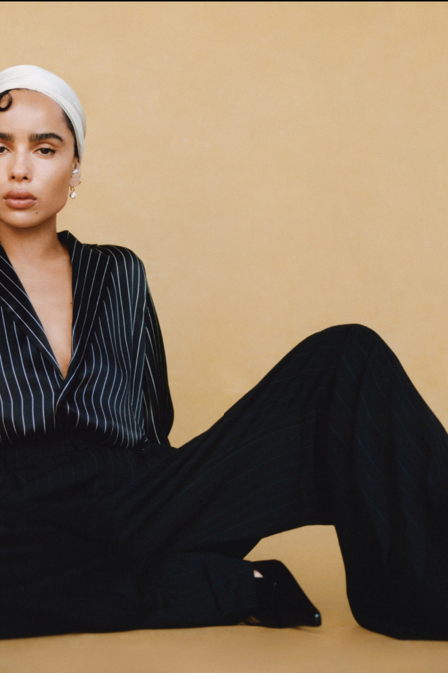 Актриса Зои Кравиц сидит на полу