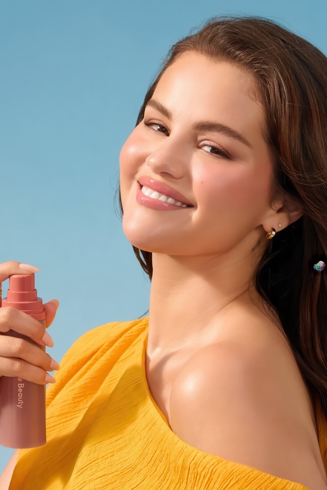 Актриса и певица Селена Гомес со спреем в руках