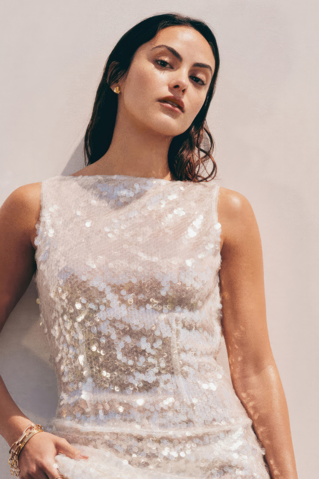 Американская актриса Камила Мендес в блестящем платье