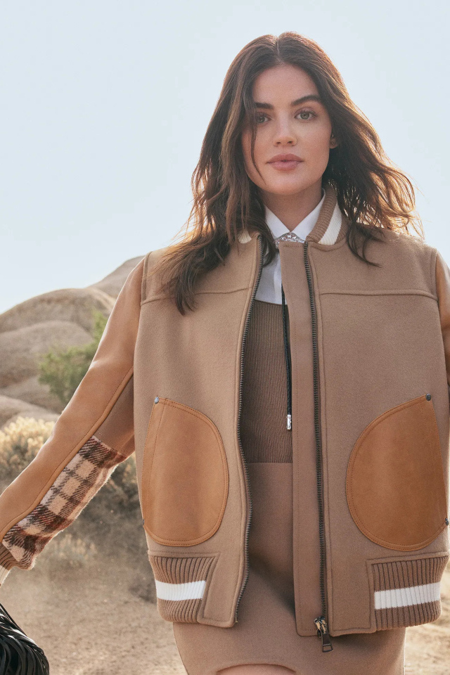 Американская актриса Люси Хейл у камней