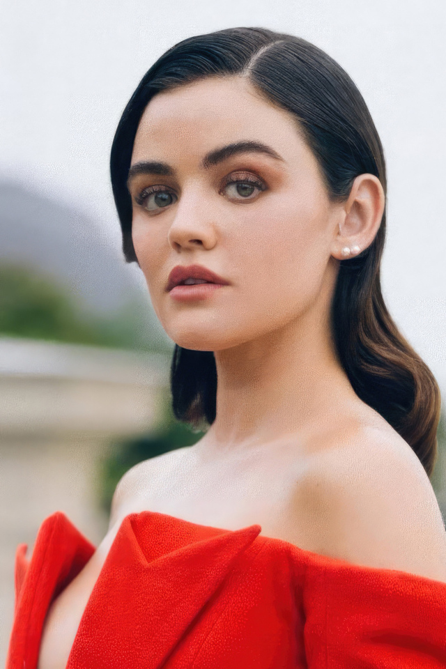 Американская актриса Люси Хейл в красном наряде