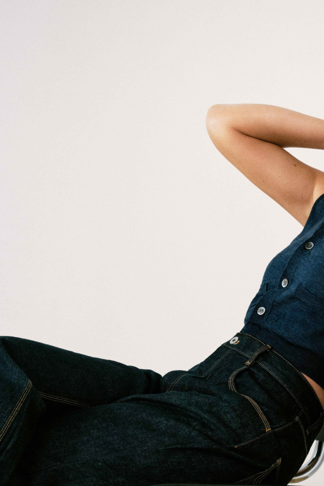 Американская актриса Мэдлин Клайн сидит на стуле