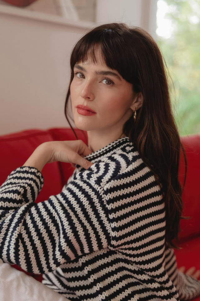 Американская актриса Зои Дойч в полосатом свитере