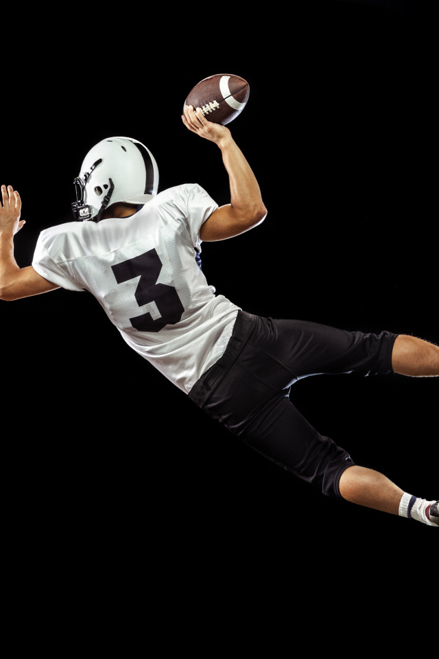 Игрок в американский футбол на черном фоне