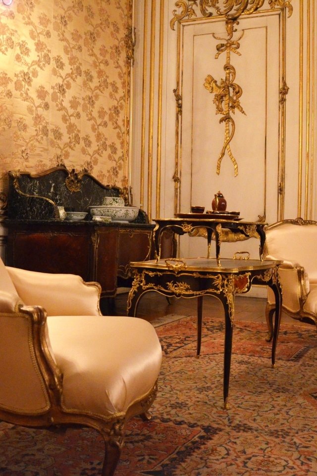 Старинная мебель в комнате с камином