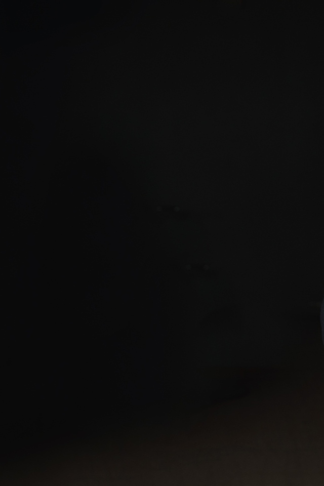 Спортивная блондинка стоит на черном фоне