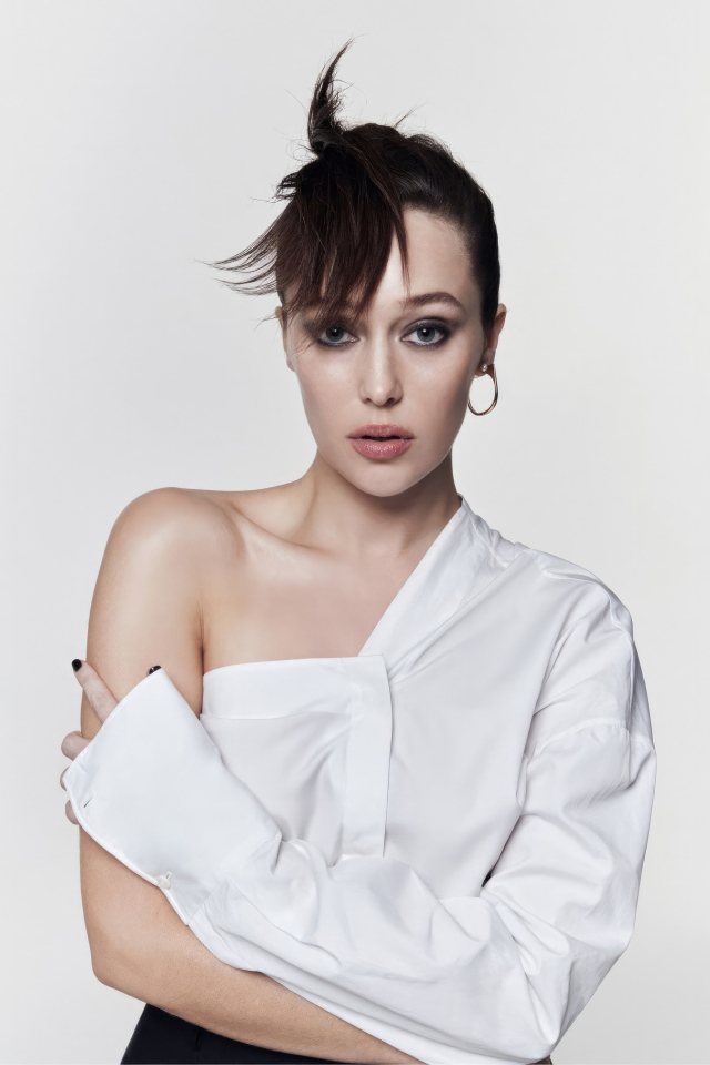 Австралийская актриса Алиша Дебнем-Кэри в белой рубашке