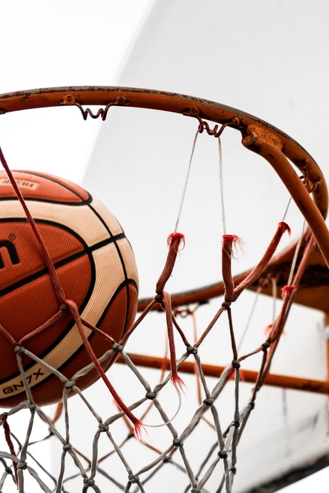 Мяч в сетке баскетбольного кольца