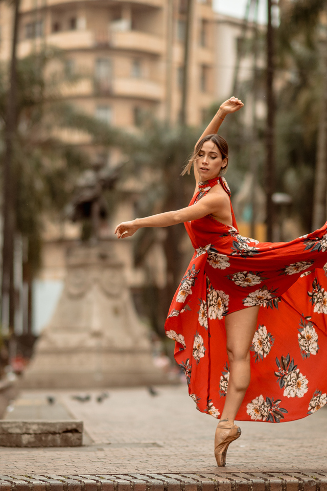 Балерина в красивом платье танцует