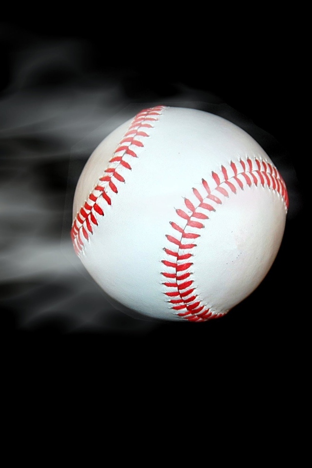 Бейсбольный мяч летит на черном фоне