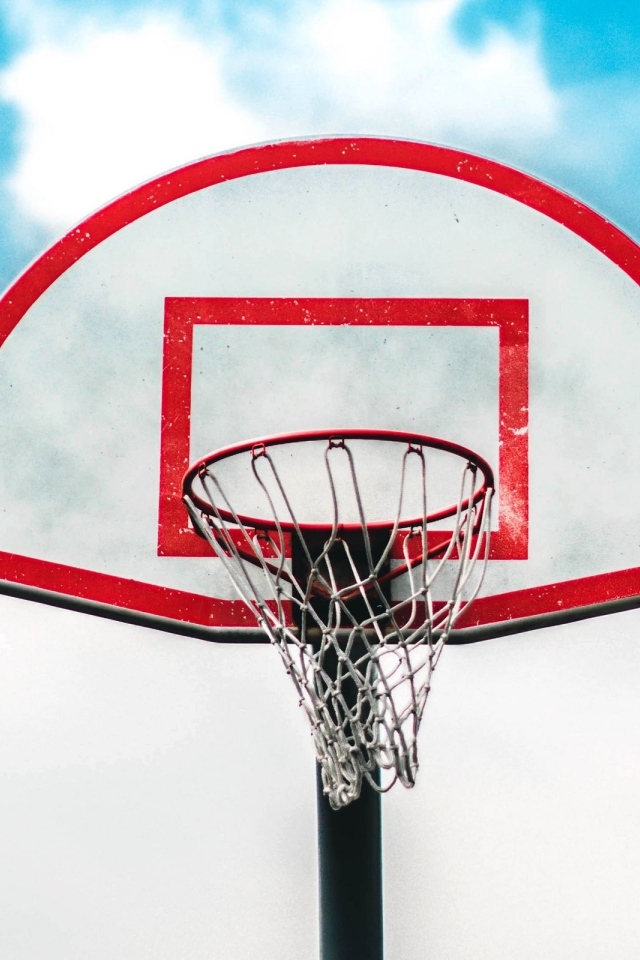 Баскетбольное кольцо на фоне белых облаков