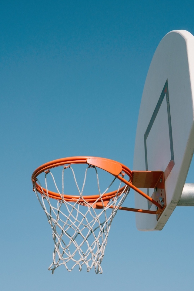 Кольцо для игры в баскетбол на фоне голубого неба