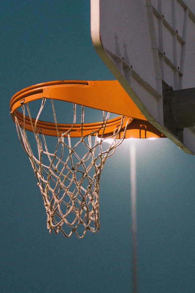 Баскетбольное кольцо в свете фонаря