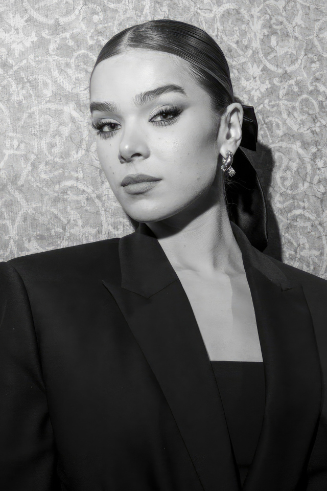 Красивая американская актриса Хейли Стейнфилд в черном костюме