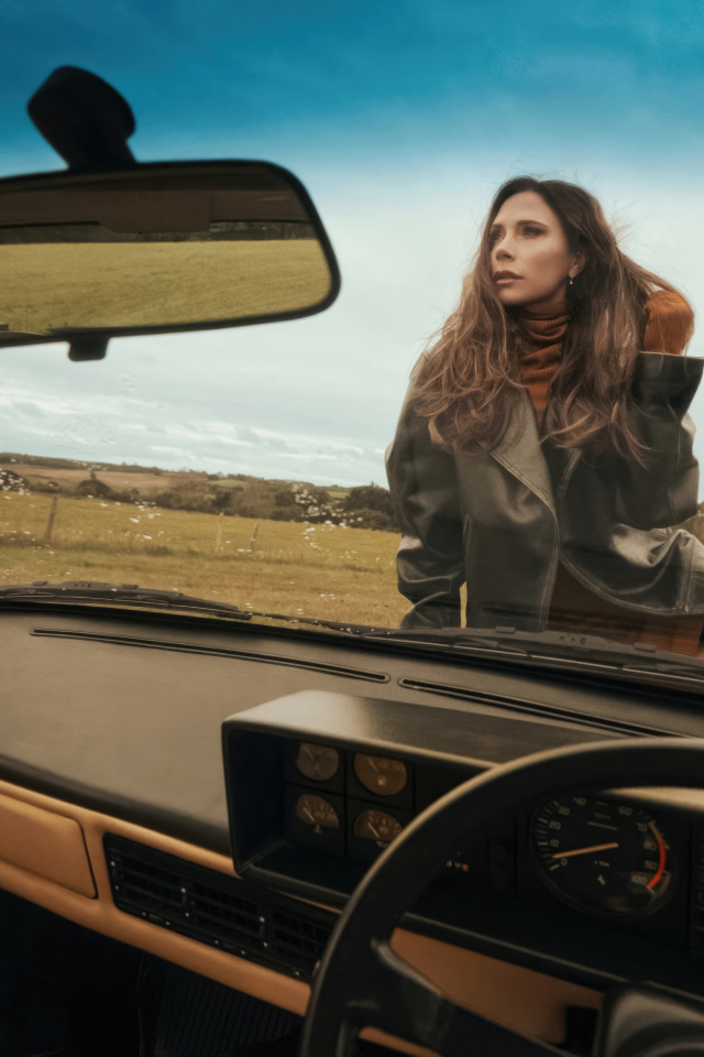 Красивая Виктория Бекхэм сидит на машине