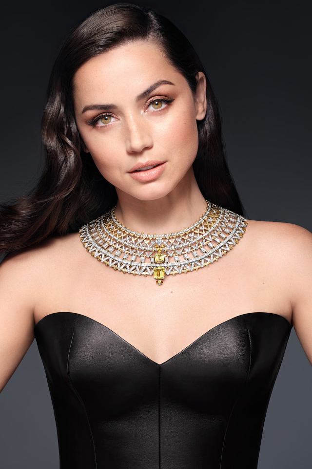 Красивая актриса Ана де Армас в черном  платье