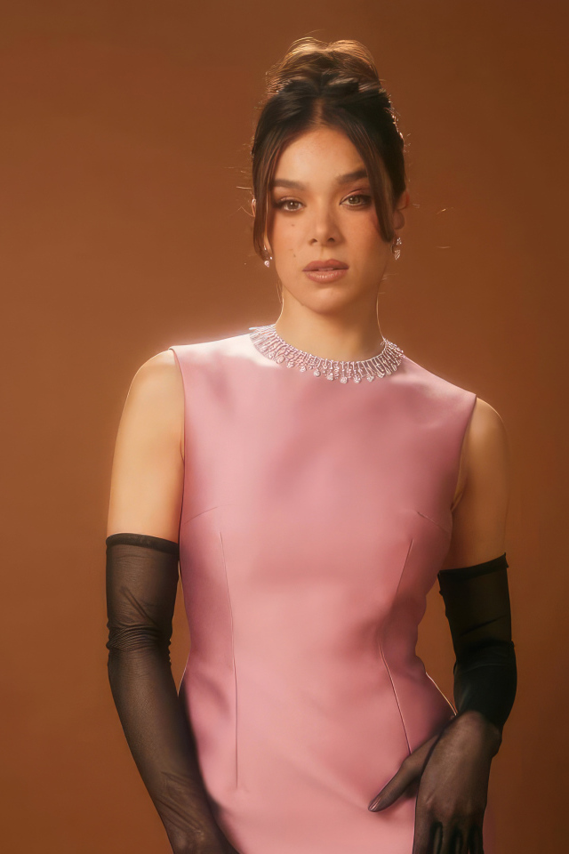 Красивая актриса Хейли Стейнфилд в розовом платье и черных перчатках