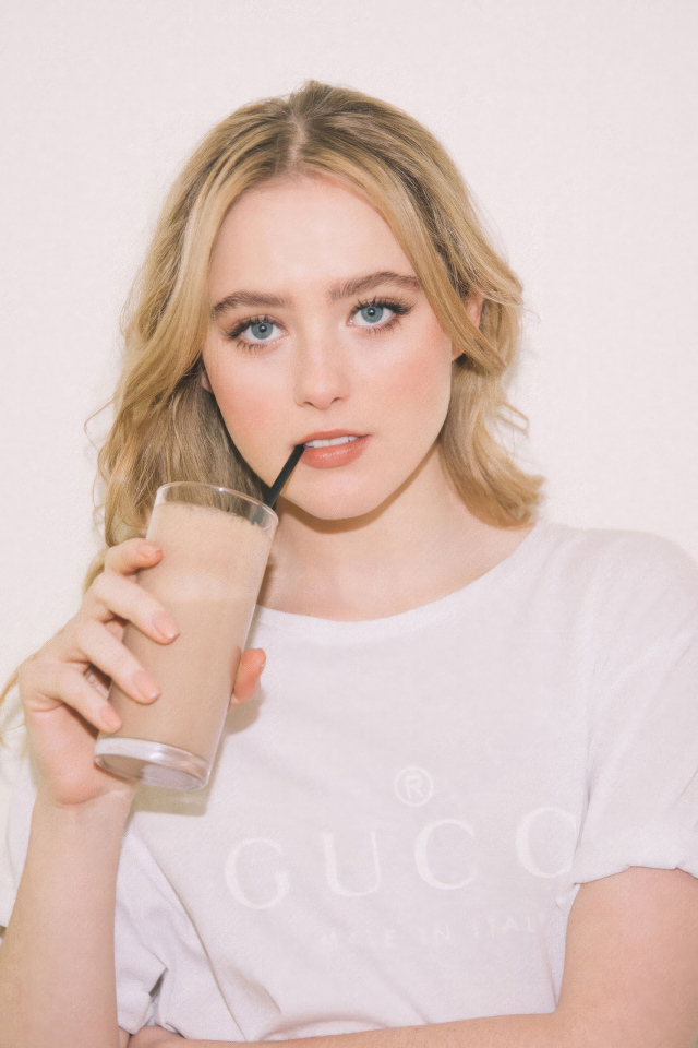 Красивая блондинка Кэтрин Ньютон  с напитком в руках