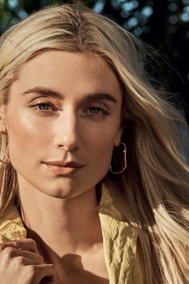 Красивая блондинка актриса Элизабет Дебики