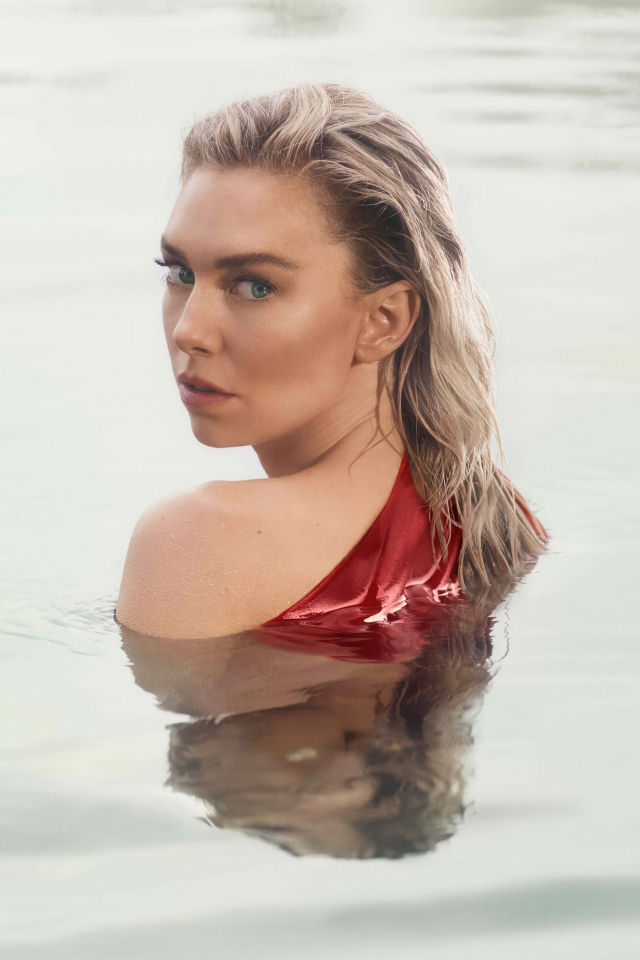 Красивая блондинка актриса Ванесса Кирби в воде