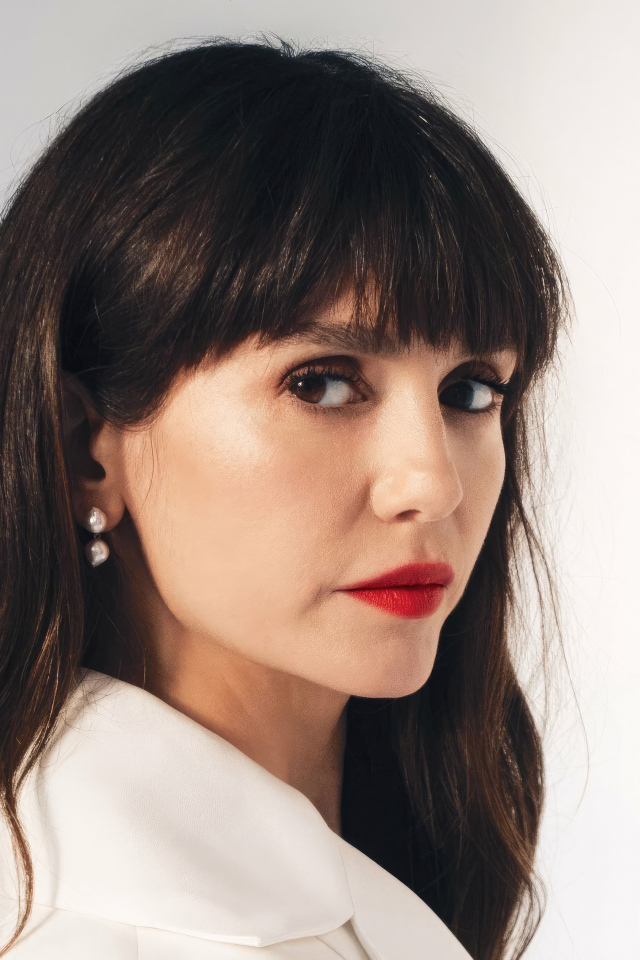 Красивая кареглазая девушка актриса Нина Добрев