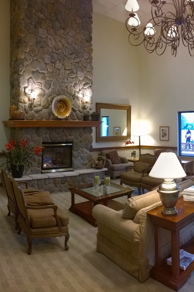 Красивая мебель в гостиной с камином