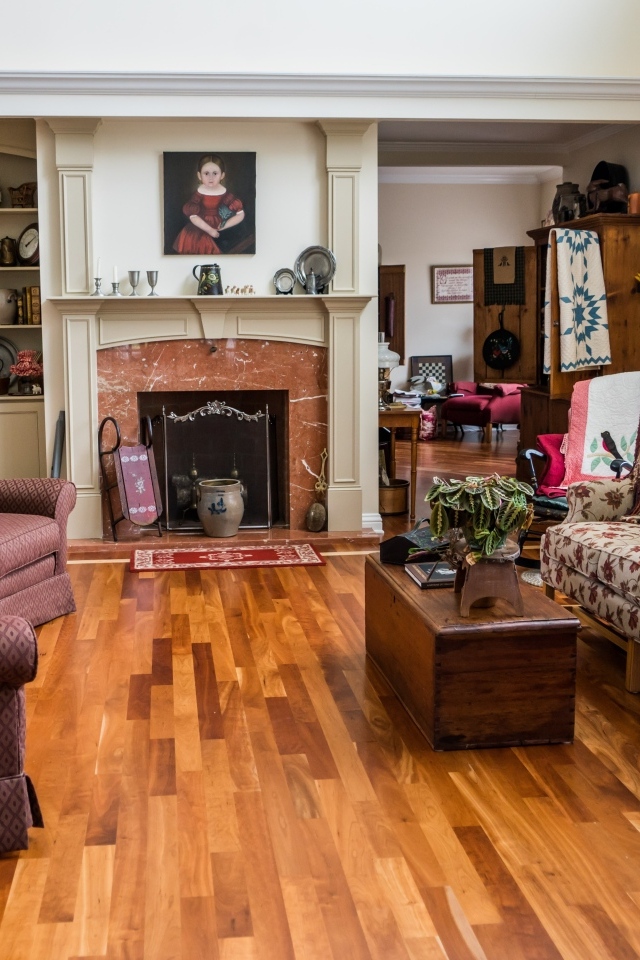 Красивая старая мебель в гостиной