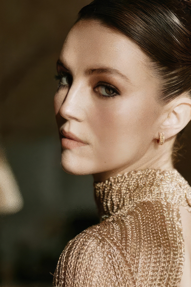 Красивая молодая актриса Элла Хант